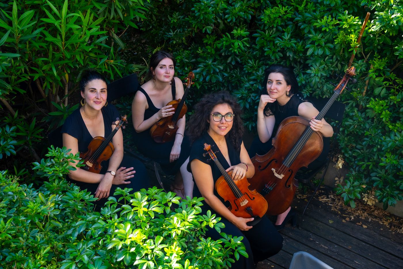 Les quatre musiciennes du Quatuor Thalia avec leurs instruments